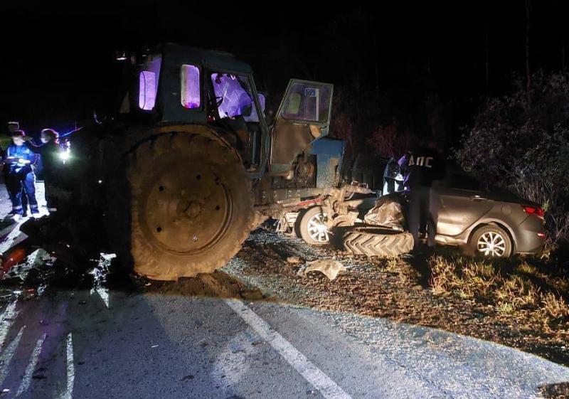 Четверо погибших, включая ребёнка: трагедия на дороге в Свердловской области | В Свердловской области трактор столкнулся с Kia Rio