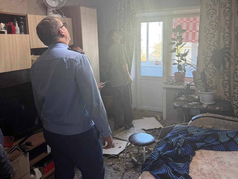 В Серове в жилом доме обрушилась штукатурка | Потолок обрушился в старом жилом доме в Серове В Серове в жилом доме обрушилась штукатурка | Потолок обрушился в старом жилом доме в Серове