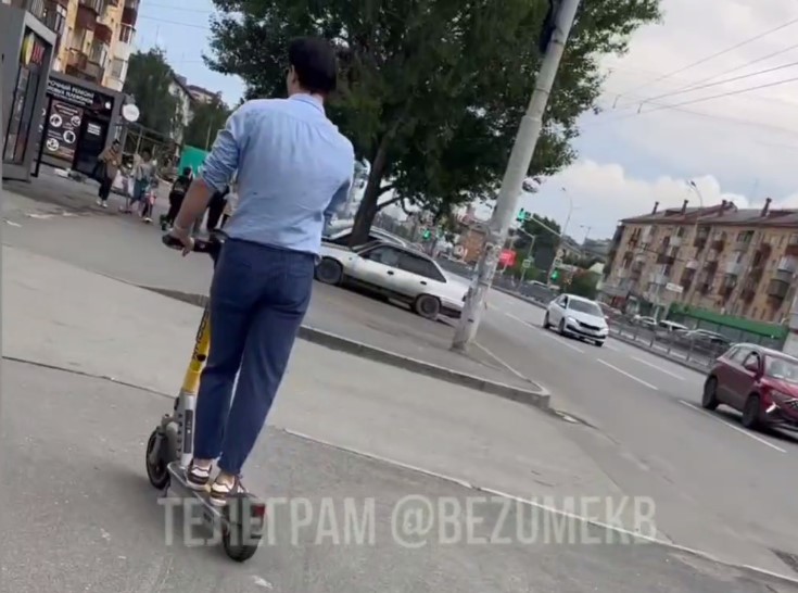 Ответил на замечание — самокатчик напал на женщин и ребёнка в Екатеринбурге  | В Екатеринбурге самокатчик напал на двух женщин и ребёнка 