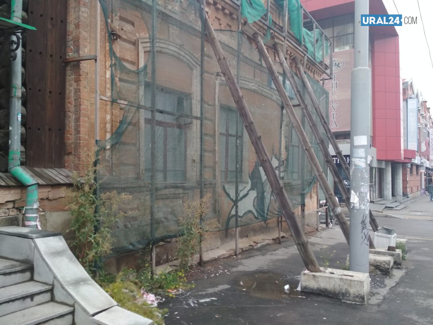 И так сойдет? Разваливающееся здание в центре Екатеринбурга подперли старыми деревянными столбами