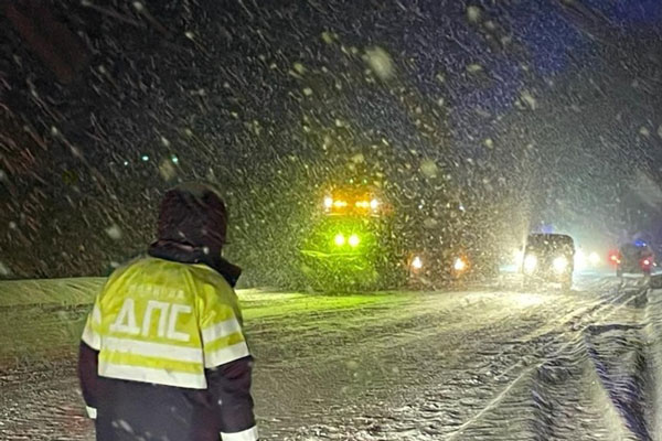 На трассе "Пермь-Екатеринбург" фура влетела в автобус с людьми