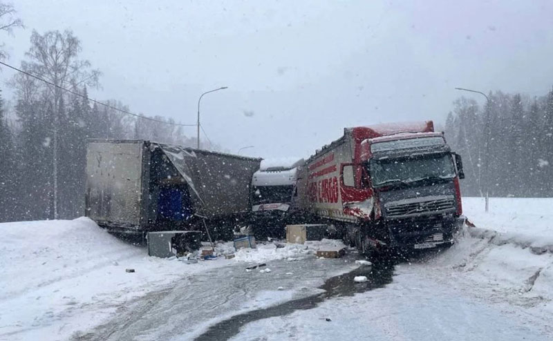 Метель на Урале: на дублере Сибирского тракта столкнулись 11 автомобилей | В Свердловской области из-за метели произошло ДТП с 11 автомобилями