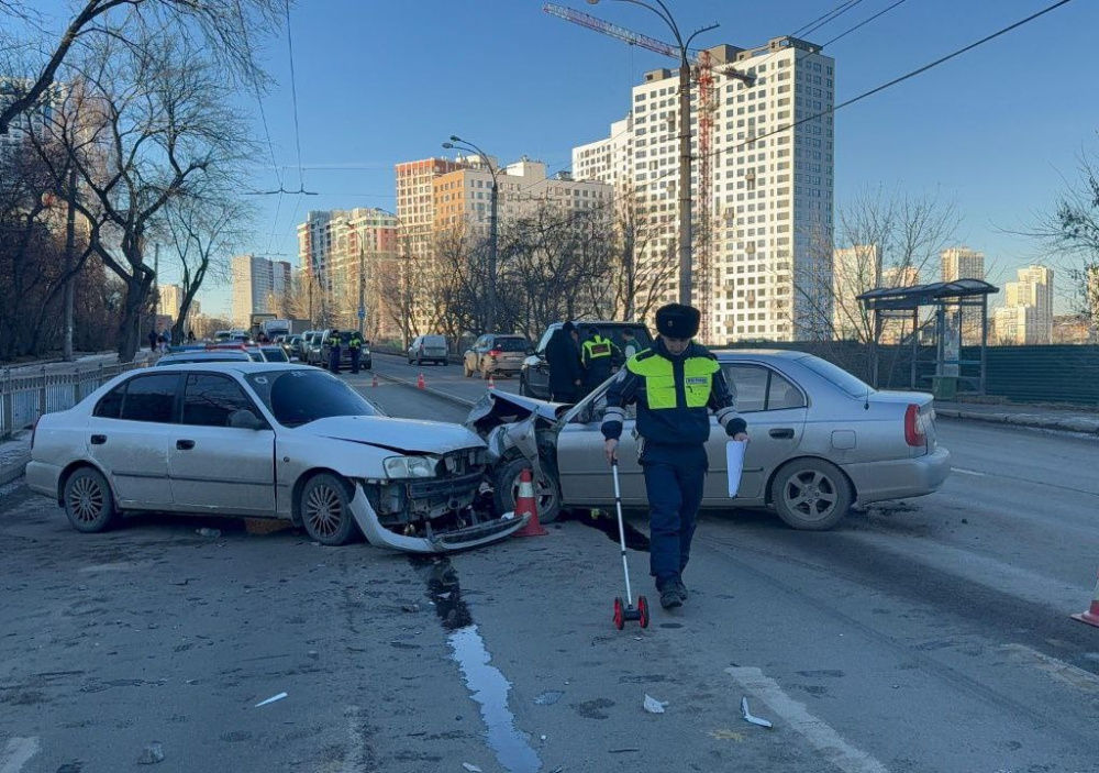 В Екатеринбурге в массовом ДТП пострадал ребёнок без автокресла | На улице Щербакова в Екатеринбурге в аварии трёх машин пострадал ребёнок