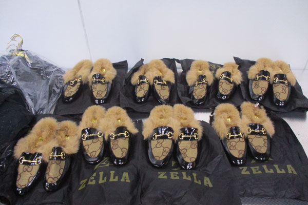 В Кольцово задержал женщину из Стамбула со 105 кг. незадекларированной одежды и обуви