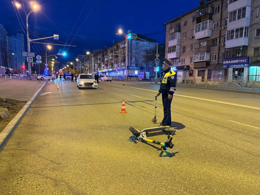 Мужчина на самокате погиб под колёсами иномарки в Екатеринбурге | В Екатеринбурге иномарка задавила мужчину на самокате 