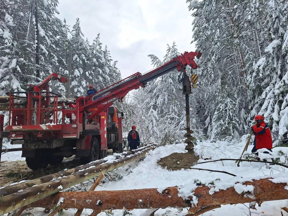 Ещё трём тысячам свердловчан вернули электричество после ледяного дождя  | В Свердловской области электрики вернули свет ещё трём тысячам человек 
