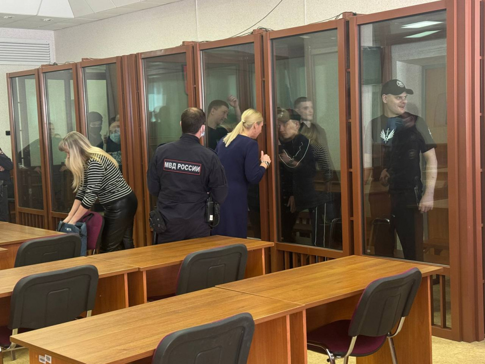 За убийство в букмегерской конторе на Урале осудили восьмерых человек | Восьмерых человек осудили на Урале за убийство в букмегерской конторе 