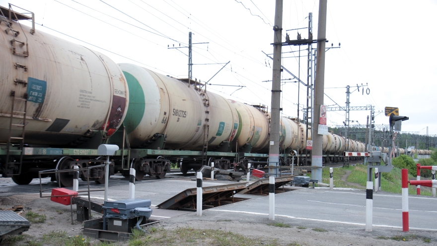 Более 200 железнодорожных переездов обновит СвЖД в 2023