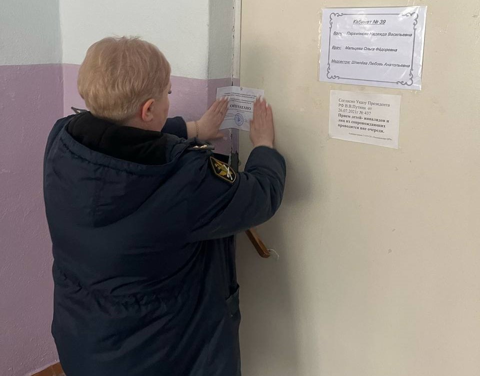 Приставы приостановили работу стоматологического кабинета на Урале  | На Урале приостановлена работа стоматологического кабинета 