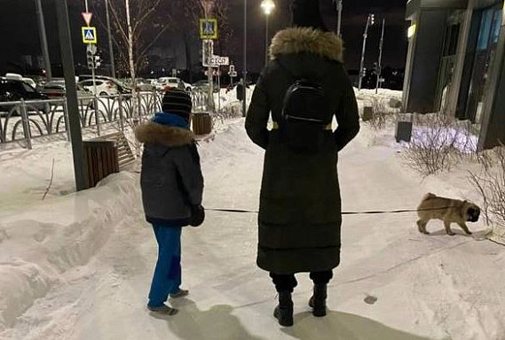 Екатеринбурженка ввела своего сына босиком на мороз