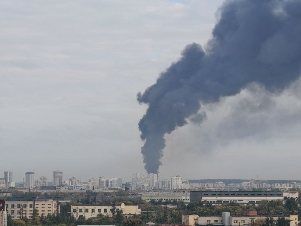 На Уралмаше ликвидировали пожар в промышленной зоне | В Екатеринбурге в промзоне потушили крупный пожар