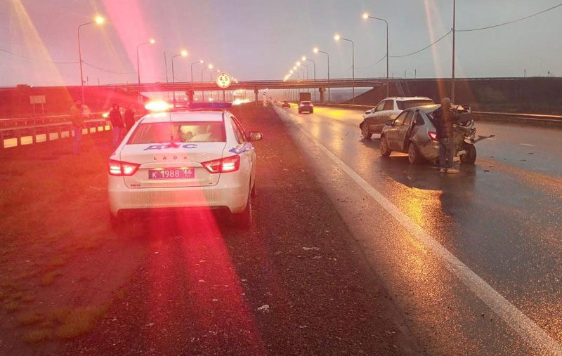 ДТП на подъезде к Екатеринбургу: пострадал водитель «Лады Гранты» | На подъезде к Екатеринбургу столкнулись «Лада» и «Мерседес» ДТП на подъезде к Екатеринбургу: пострадал водитель «Лады Гранты» | На подъезде к Екатеринбургу столкнулись «Лада» и «Мерседес»