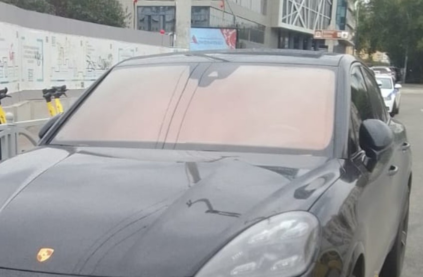 Житель Екатеринбурга затонировал автомобиль и угодил за решётку  | На Урале любитель тонировки встретит день рождения в спецприёмнике 