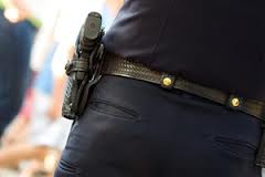 В Екатеринбурге спецподразделение полиции обыскивает районную администрацию В Екатеринбурге спецподразделение полиции обыскивает районную администрацию