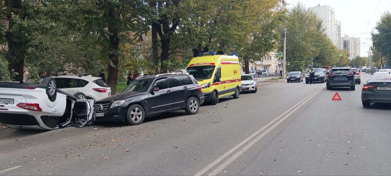 Массовая авария с опрокидыванием автомобиля произошла в Екатеринбурге