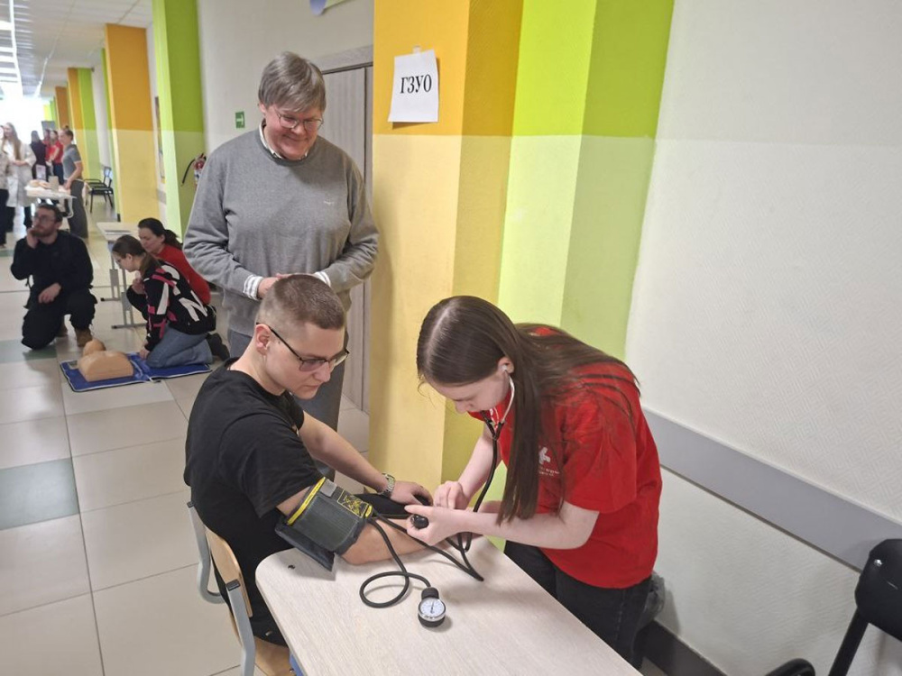 Более 500 школьников Нижнего Тагила прошли профориентацию в городской больнице | В Нижнем Тагиле больница помогает школьникам выбрать профессию врача