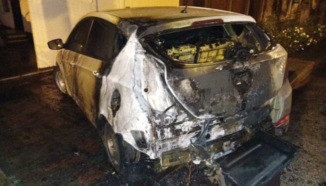 Мужчина поджег машину из-за дорожного конфликта Мужчина поджег машину из-за дорожного конфликта