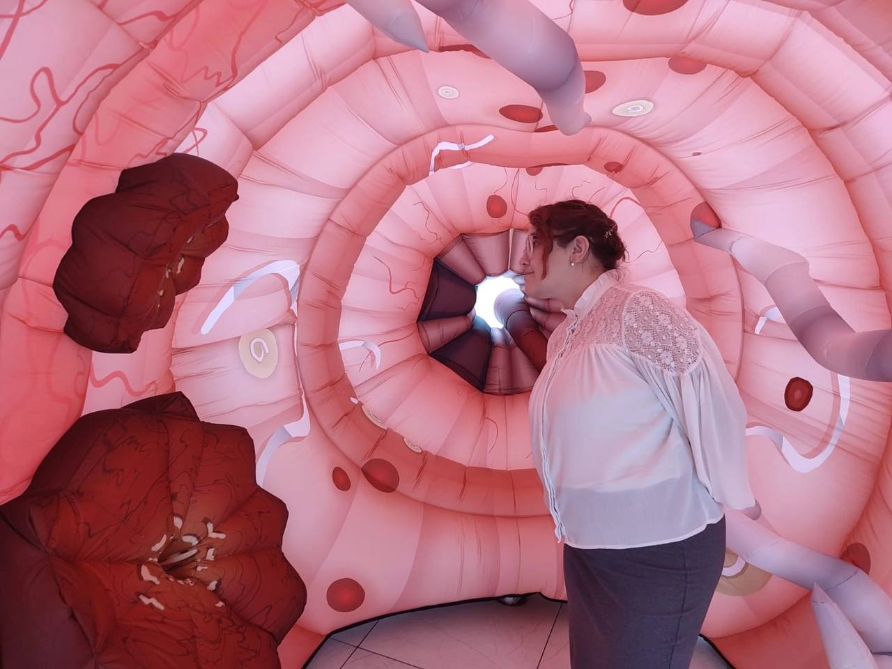 Осознание важности здоровья: Екатеринбург борется с колоректальным раком через гигантский макет прямой кишки Осознание важности здоровья: Екатеринбург борется с колоректальным раком через гигантский макет прямой кишки