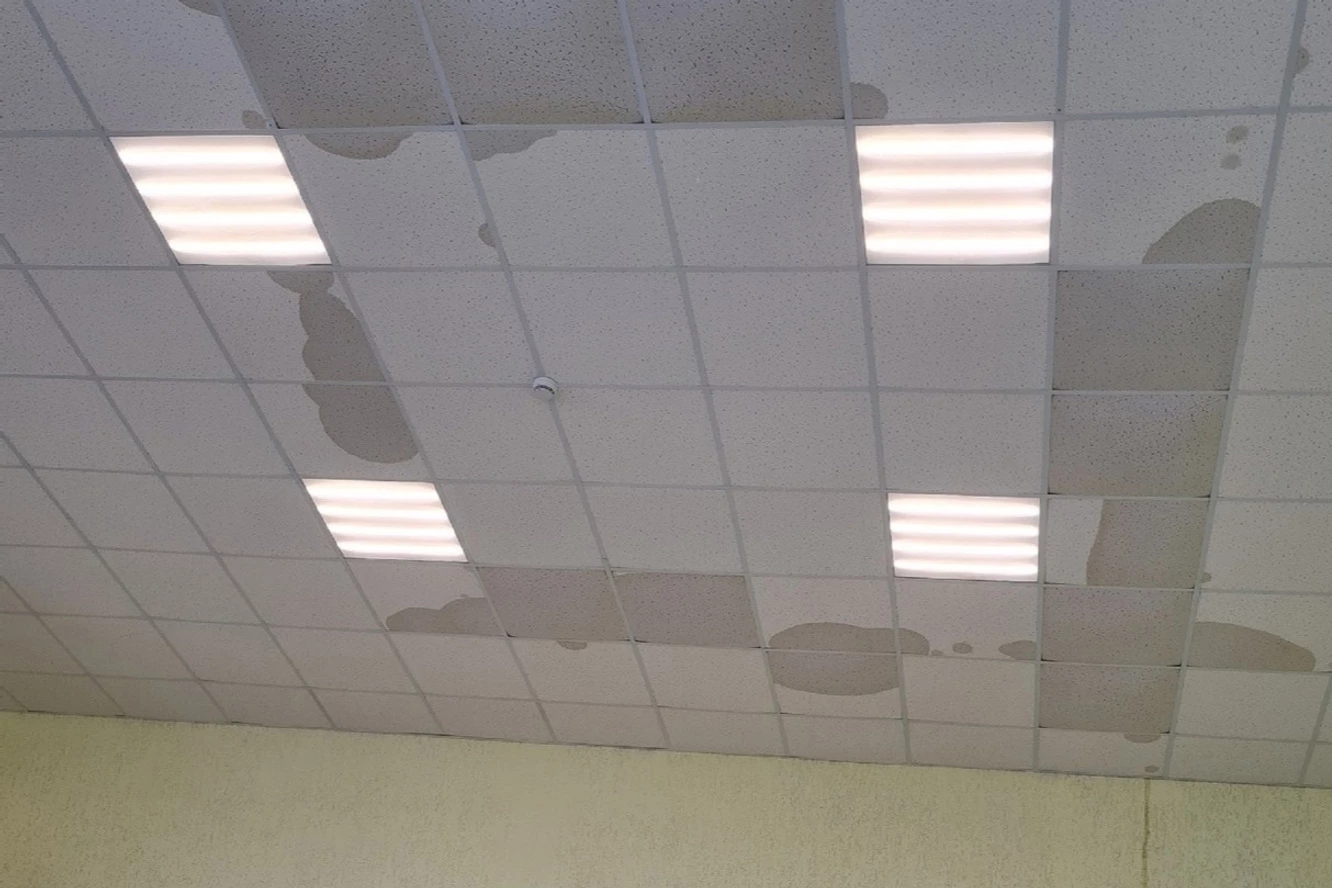 В новой детской поликлинике Кургана протекла крыша после дождя В новой детской поликлинике Кургана протекла крыша после дождя