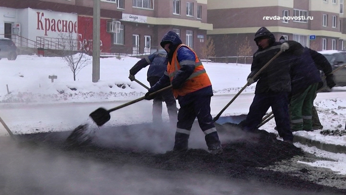 Новые технологии? В Свердловской области поставлен эксперимент по укладке асфальта в снегопад