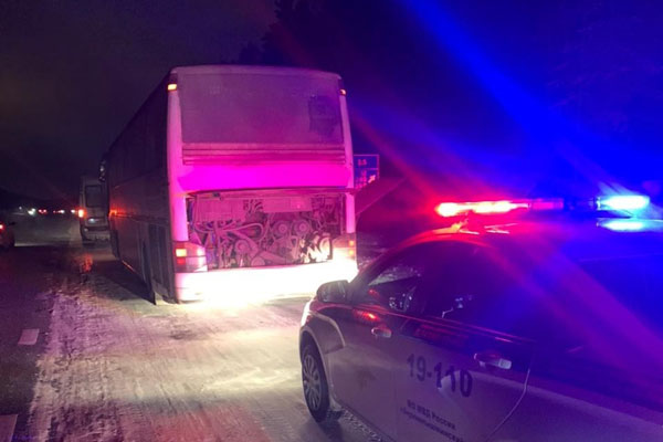 Под Екатеринбургом полицейские оказали помощь пассажирам сломавшегося междугороднего автобуса Под Екатеринбургом полицейские оказали помощь пассажирам сломавшегося междугороднего автобуса