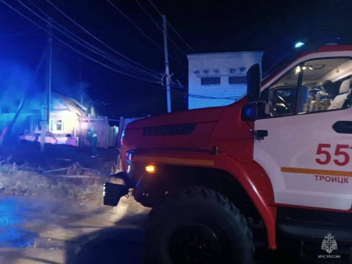 Пожар в Троицке унёс жизнь женщины: МЧС назвало предварительную причину | В Троицке при пожаре в жилом доме погибла женщина