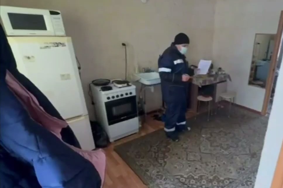 В дом вошли улыбчивые — что предшествовало гибели шестилетней девочки и семейной пары под Тюменью? | 30-летняя тюменка и её шестилетняя дочь перед смертью играли снежками