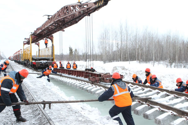 Свердловская магистраль переходит на новую коллекцию спецодежды для сотрудников, выполняющих работу в особых условиях