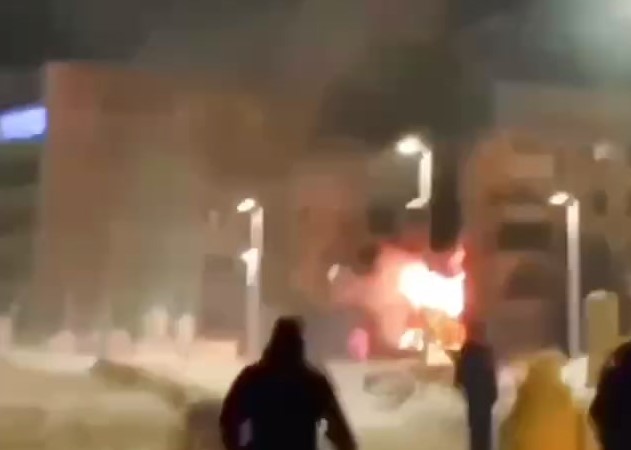 В Свердловской области сгорела искусственная городская ёлка  | На Урале фейерверк уничтожил новогоднюю ёлку 