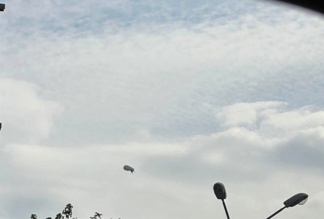 Над уральским городом уже несколько дней парит дирижабль