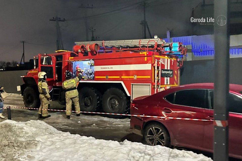 В Екатеринбурге в доме ПИКа пожарная сигнализация заблокировала дверь на лестницу. Прибыли огнеборцы