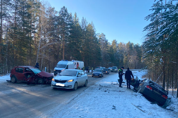 Под Екатеринбургом в ДТП пострадали два человека