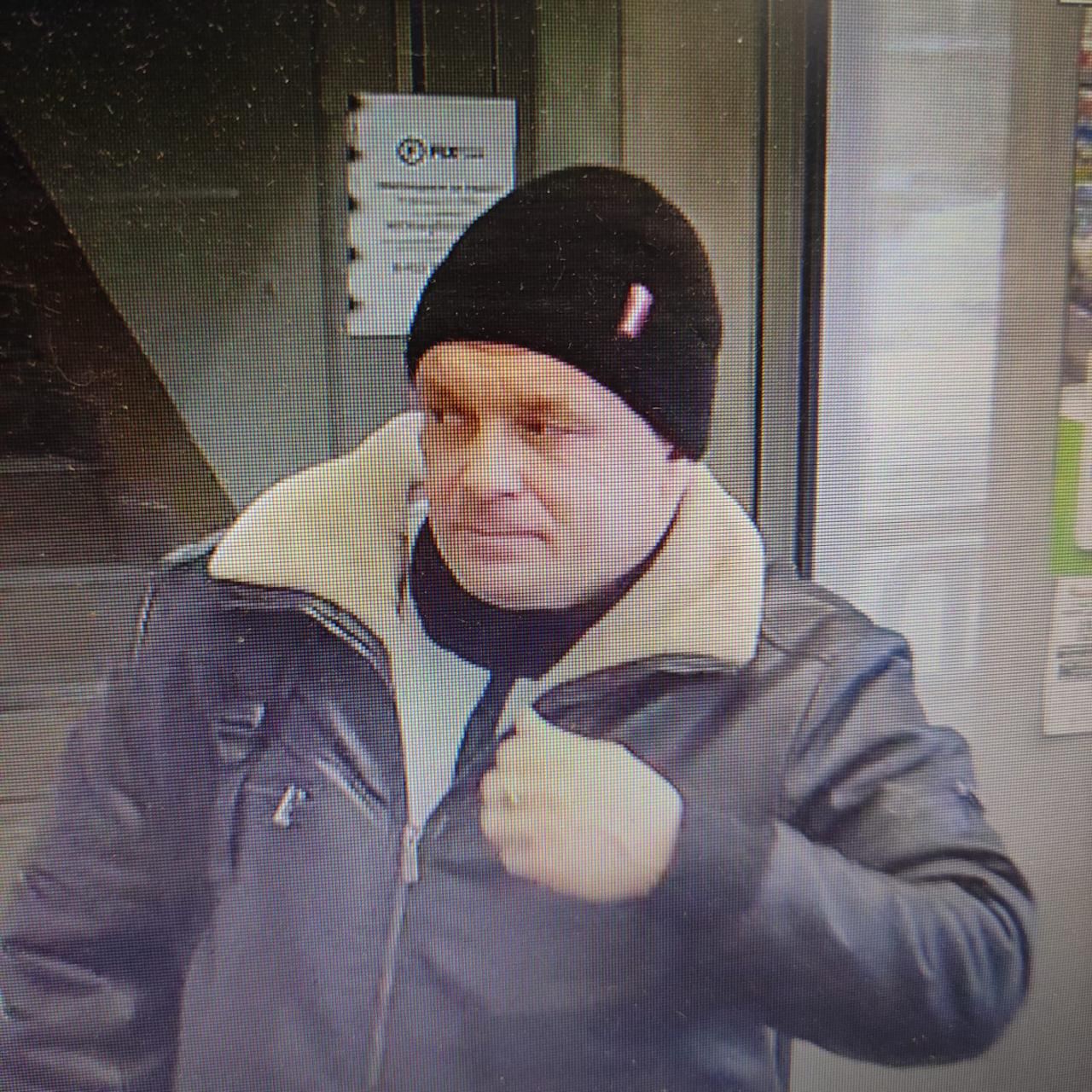 Полиция ищет мужчину, подозреваемого в краже денег с чужой карты 