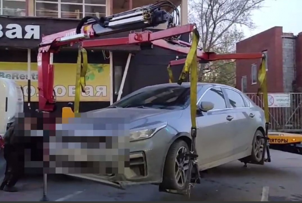 В Екатеринбурге водитель арестованной машины пытался помешать эвакуации  | На Урале водитель попытался воспрепятствовать эвакуации автомобиля