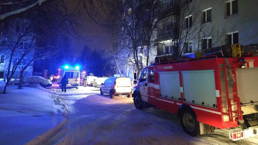 В Екатеринбурге на ЖБИ загорелся многоквартирный дом, погибли восемь человек