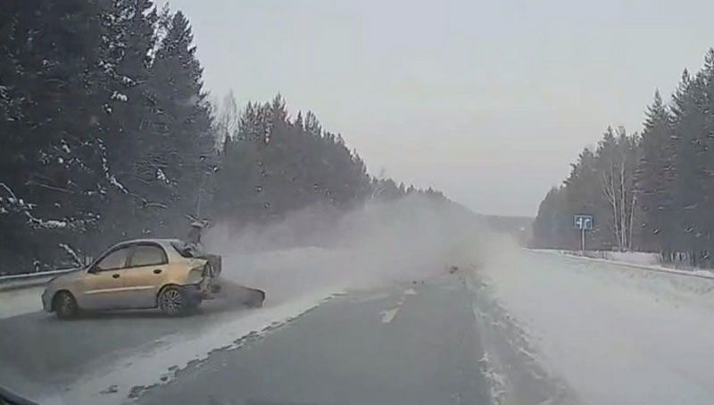 На Режевском тракте Chevrolet Lanos выехал на встречку, Hyundai отбросило | Chevrolet Lanos занесло на встречку на Режевском тракте 