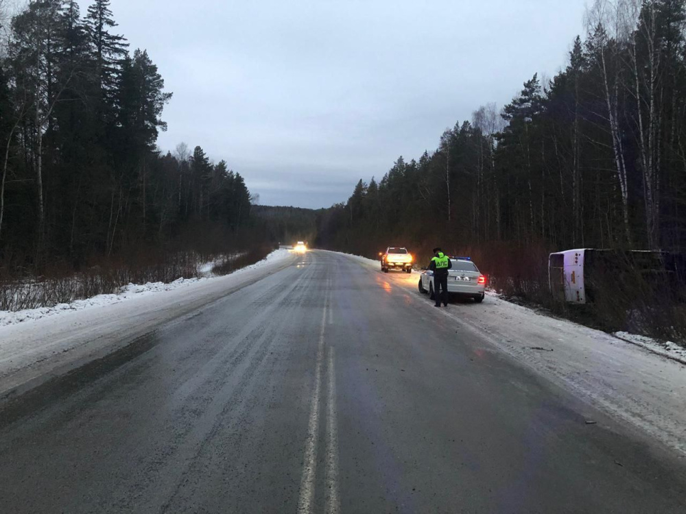 Под Первоуральском автобус с пассажирами перевернулся в кювете