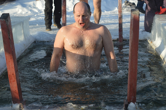 Заслуженный врач России рассказал об опасности Крещенских купаний | Александр Мясников предупредил о последствиях окунания на Крещение