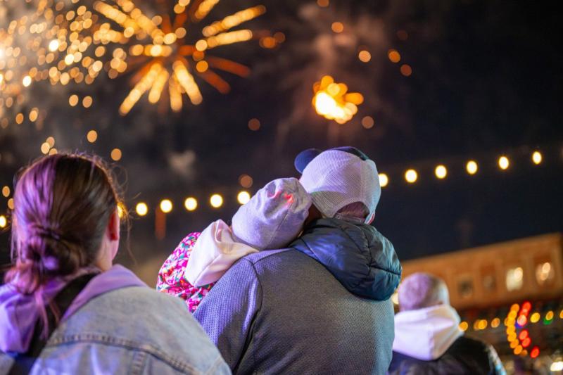 Каменск-Уральский Зажигает Огни: Красногорский Парк Открывает Новогодний Сезон 13 Декабря!  | В Каменске-Уральском стартует новогодний сезон с катком и мастер-классами