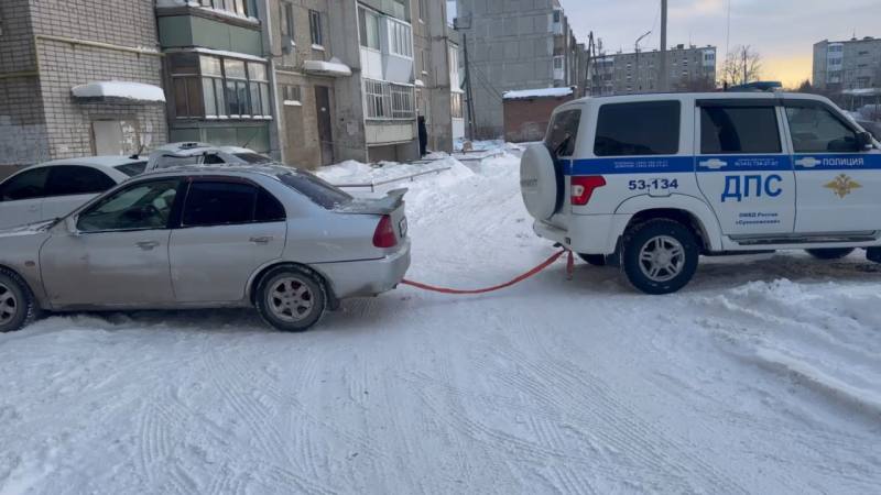 На Урале сотрудники ГИБДД помогли женщине и её дочери | ГИБДД помогла женщине выехать из снега в Сухом Логу На Урале сотрудники ГИБДД помогли женщине и её дочери | ГИБДД помогла женщине выехать из снега в Сухом Логу