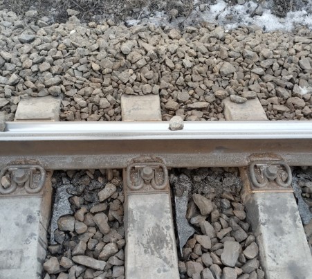 В Челябинске подросток чуть не пустил поезд под откос  | На Урале школьник едва не пустил поезд под откос 