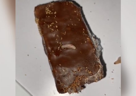 В Екатеринбурге женщина купила в магазине червивые конфеты | В конфетах из екатеринбургского магазина нашли червяков В Екатеринбурге женщина купила в магазине червивые конфеты | В конфетах из екатеринбургского магазина нашли червяков