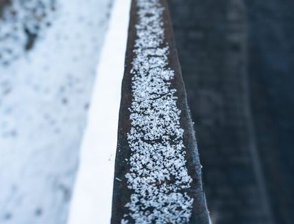 В Челябинской области снег налипнет на провода, а ветер может повалить деревья  | Синоптики предрекли Челябинской области ураганный ветер и мокрый снег 