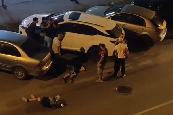 В Екатеринбурге 11 мужчин подрались из-за зарядника. Видео