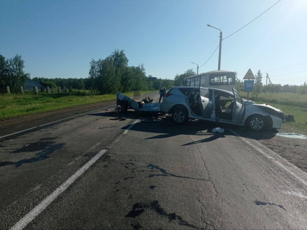 Под Тюменью автобус с рабочими попал в ДТП, шесть человек ранены | В Тюменской области столкнулись автобус с рабочими и "Тойота" Под Тюменью автобус с рабочими попал в ДТП, шесть человек ранены | В Тюменской области столкнулись автобус с рабочими и "Тойота"