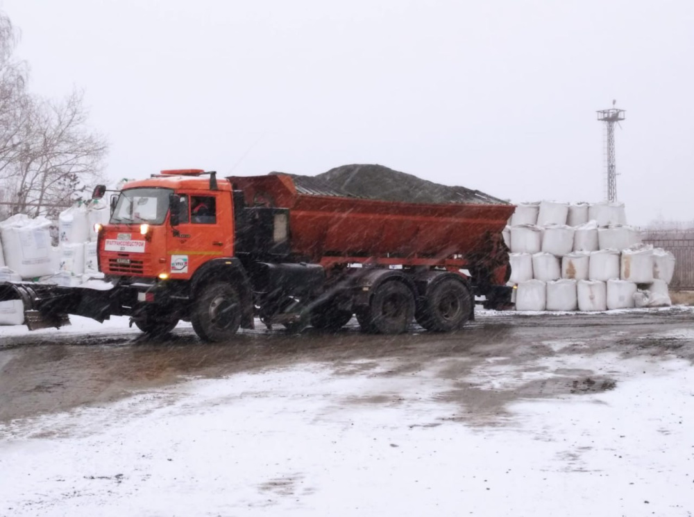 214 машин вышли на обработку региональных дорог Свердловской области из-за гололёда | В Свердловской области более 200 единиц техники вышли на борьбу с гололёдом