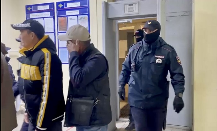 В Екатеринбурге полиция задержала 13 нелегальных мигрантов  | 13 нелегалов попались полицейским в столице Урала 