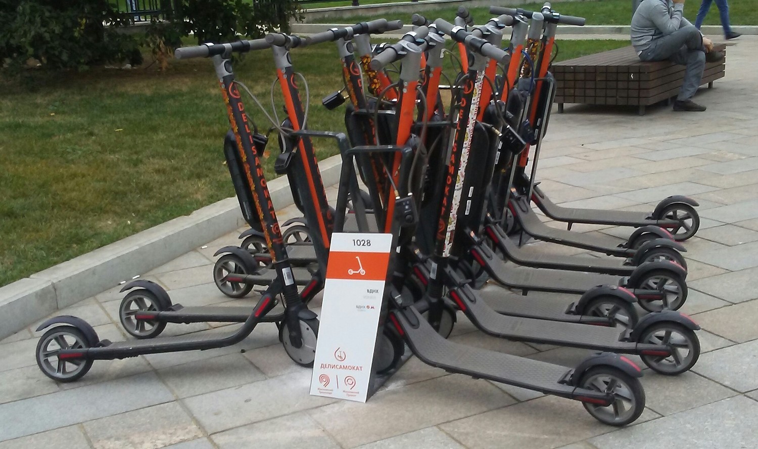 В Екатеринбурге появится дорожная разметка для парковки электросамокатов