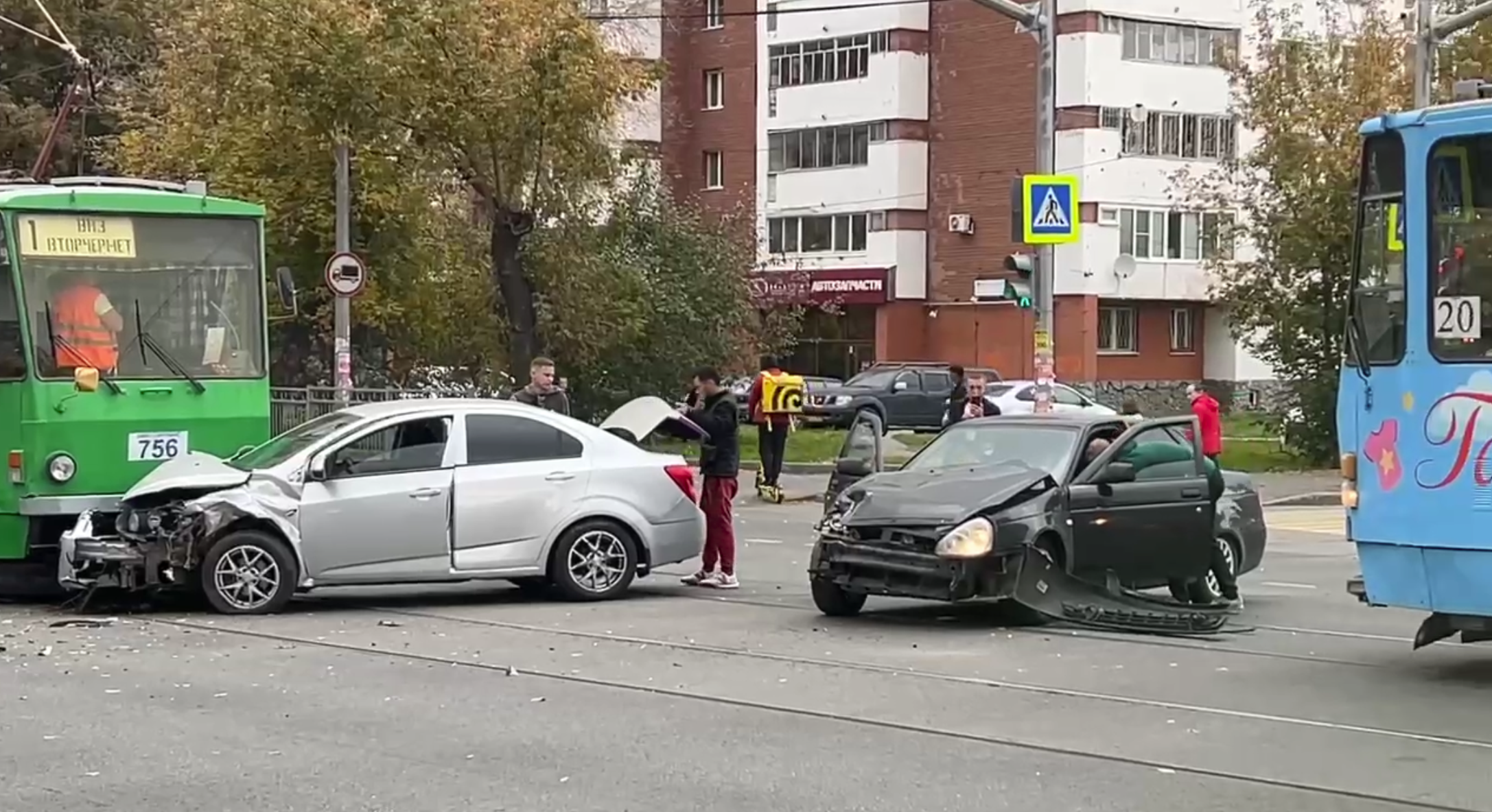 Серьезное ДТП с участием двух легковушек и трамвая в Екатеринбурге Серьезное ДТП с участием двух легковушек и трамвая в Екатеринбурге
