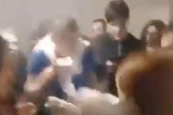 Вика, ты чо творишь?: девушка облила кипятком друзей, которые пришли в гости